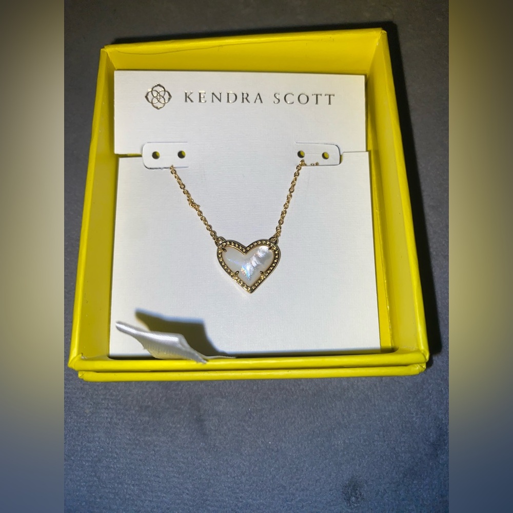 Kendra Scott Gold Ari Heart with Mother-of-Pearl $75 NO BOX - Picture 2 of 4